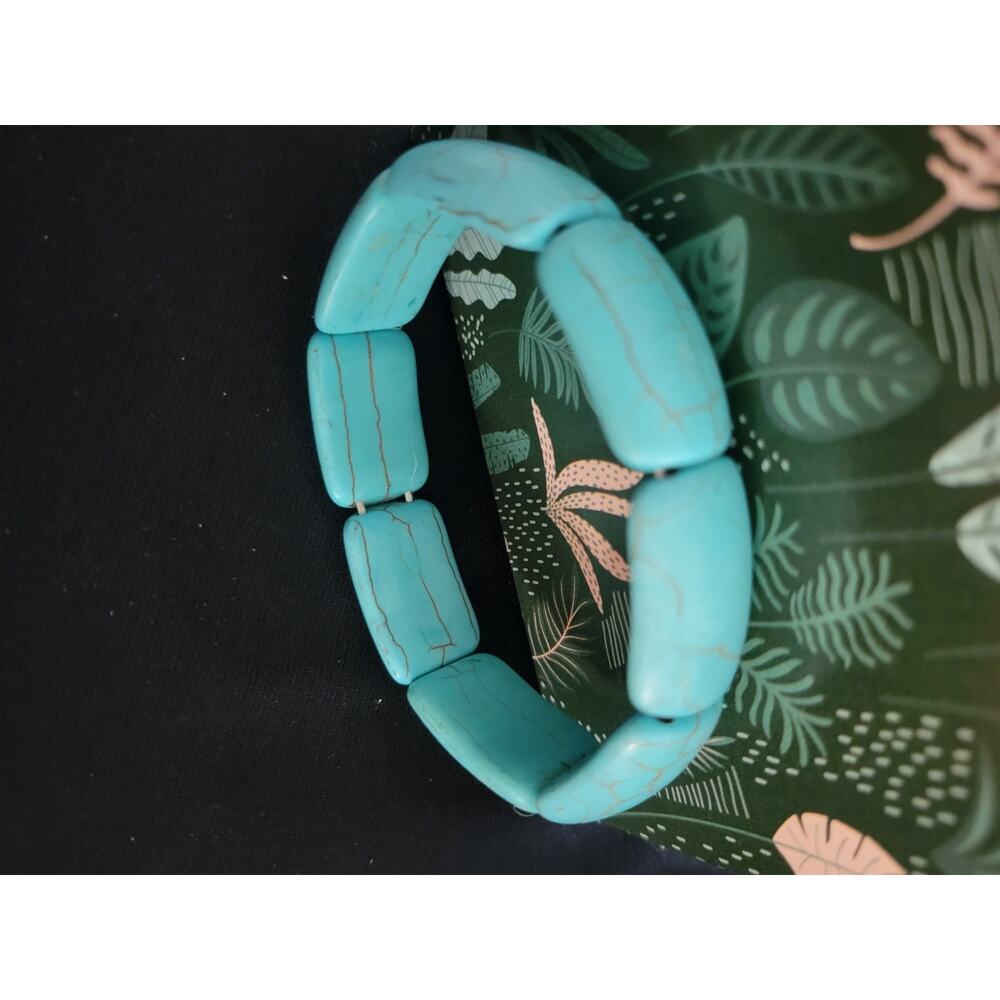 Bold look turquoise color Howlite beaded stretch bracelett - Picture 2 of 3